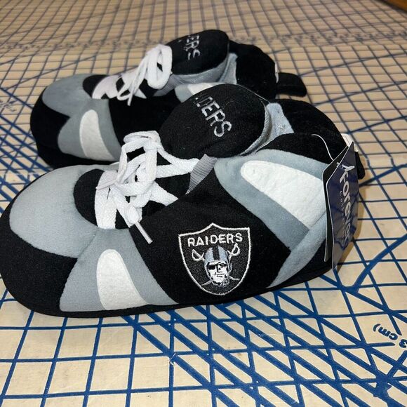Comfy Feet Las Vegas Raiders Sneaker Slippers NWT Black Sliver Size Medium - Picture 6 of 9